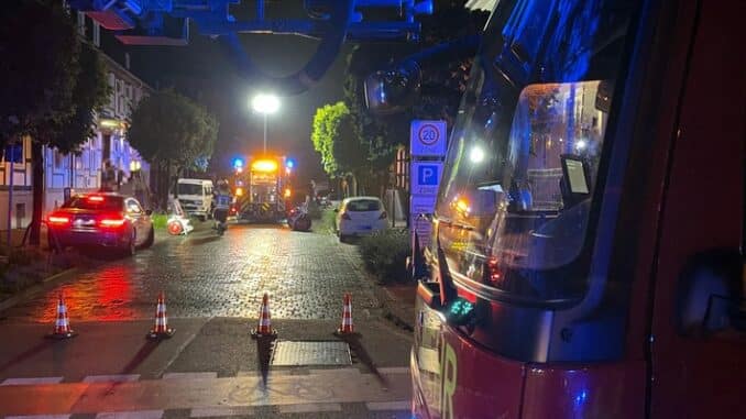 FW-DT: Feuerwehreinsatz in der Schülerstraße - gemeldeter Zimmerbrand mit Person