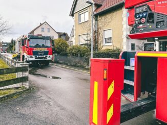 FW-DT: Küchenbrand in Zweiparteienhaus - Vier Personen ins Klinikum gebracht