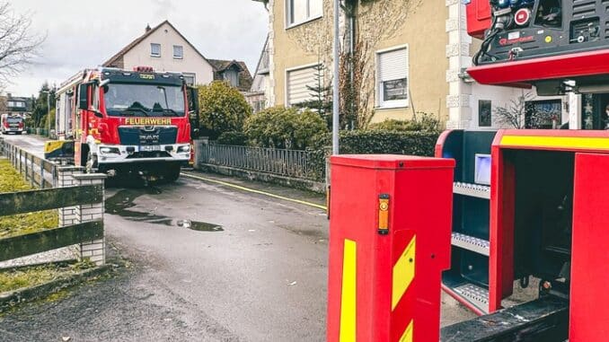 FW-DT: Küchenbrand in Zweiparteienhaus - Vier Personen ins Klinikum gebracht