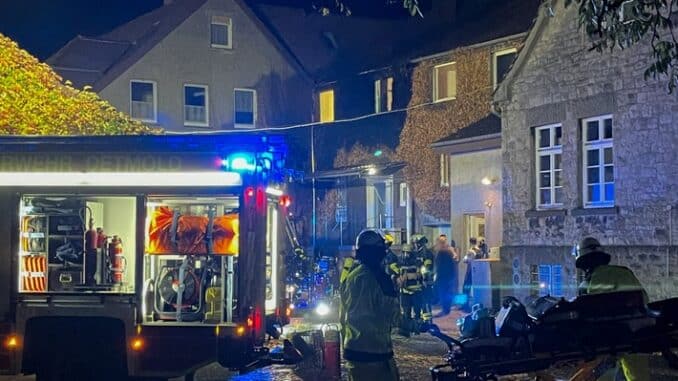 FW-DT: Rankgewächs an Fassade brennt - Feuer greift auf Dach über