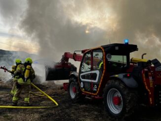 FW-DT: Strohballen geraten in Brand