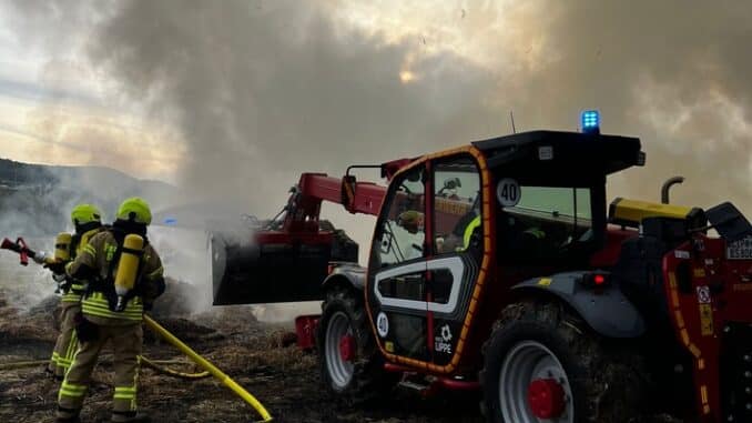 FW-DT: Strohballen geraten in Brand