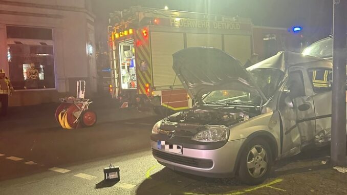 FW-DT: Verkehrsunfall - PKW prallt gegen Ampel