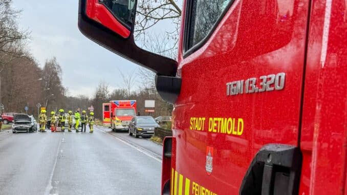 FW-DT: Zwei Einsätze für die Feuerwehr Detmold: Verkehrsunfall und lange Ölspur