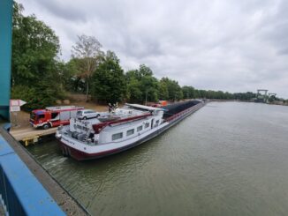 FW Datteln: Binnenschifffahrt fährt gegen Brücke