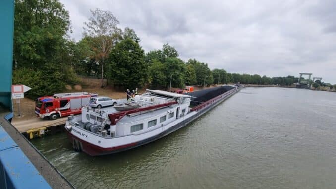 FW Datteln: Binnenschifffahrt fährt gegen Brücke