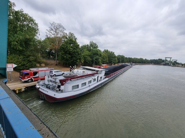 FW Datteln: Binnenschifffahrt fährt gegen Brücke