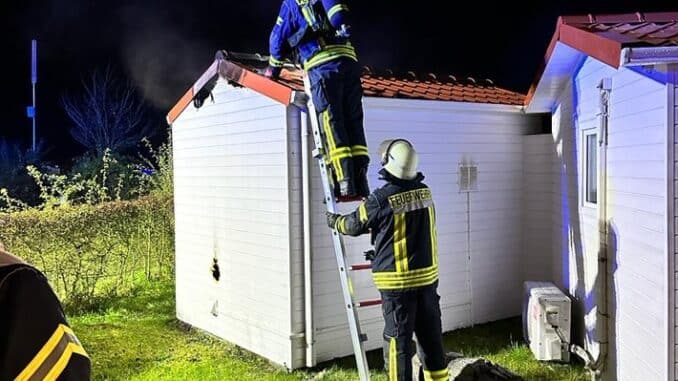 FW Datteln: Brennende Sauna alarmiert um 19:38 Uhr die Feuerwehr