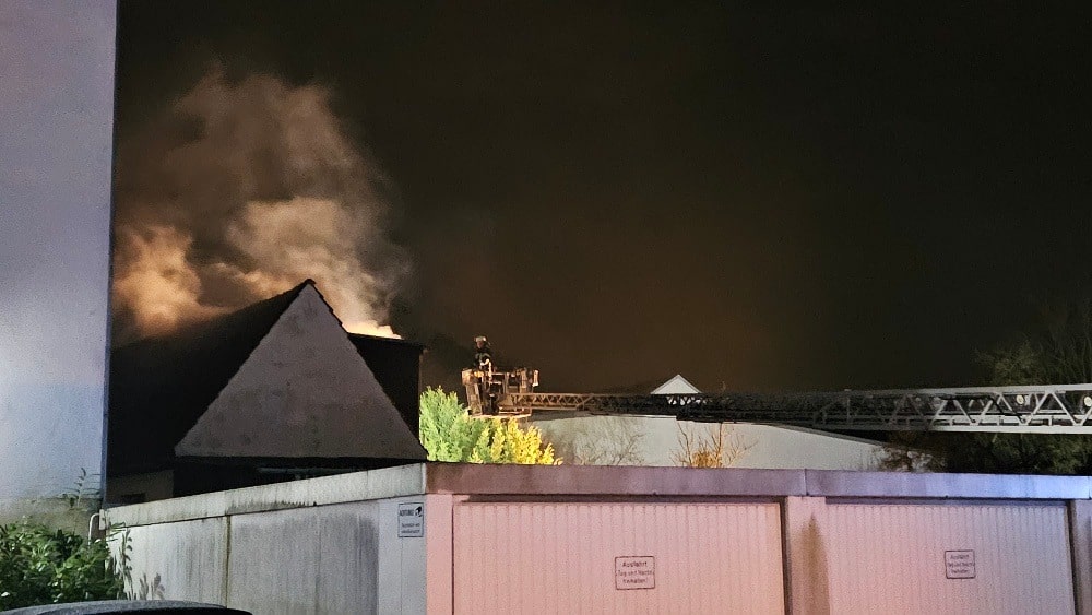 FW Datteln: Brennendes Gebäude im Hinterhof der Castroper Straße