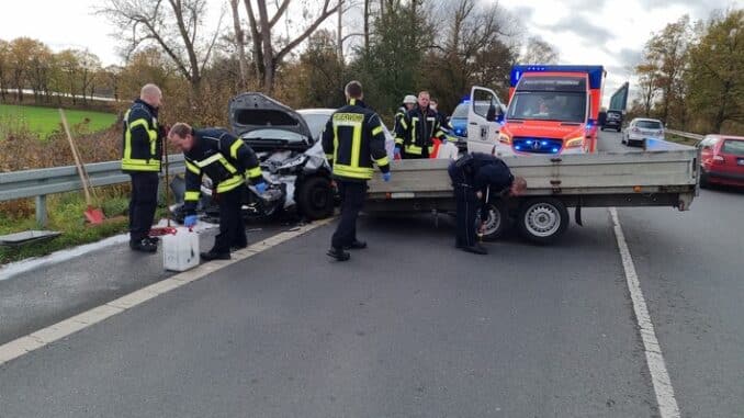 FW Datteln: Losgerissener Anhänger löst Unfall mit 2 Verletzten aus.