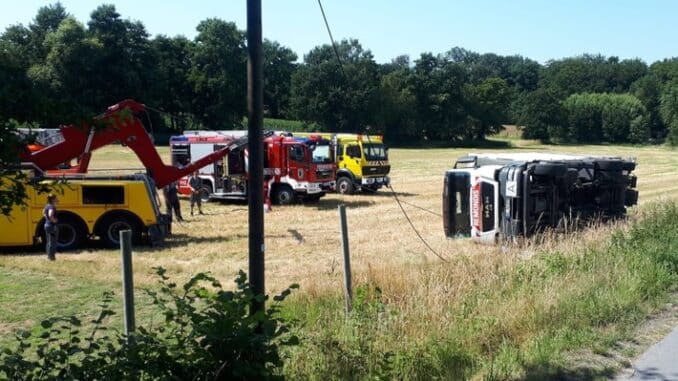 FW Datteln: Müllwagen kippt auf die Seite, 2 Verletzte Folgeeinsätze sorgen für einsatzreichen Nachmittag der Dattelner Wehr