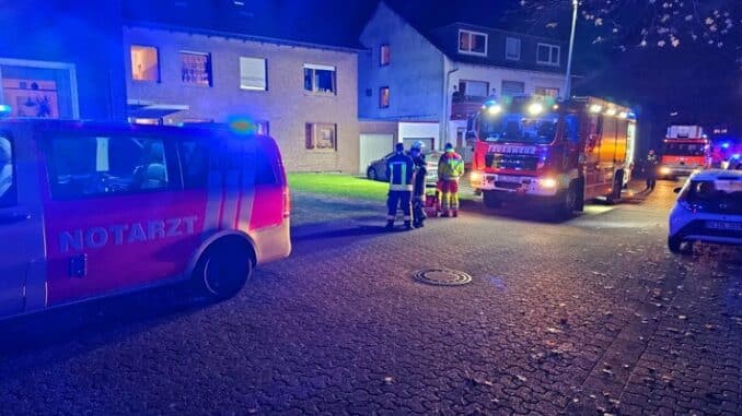 FW Datteln: Verpuffung im Wohnhaus mit einem Schwerstverletztem