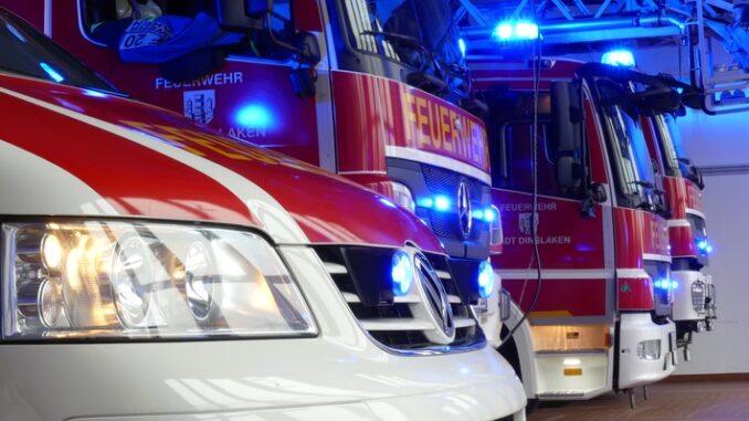 FW Dinslaken: Brand in einem Gewerbebetrieb in Dinslaken