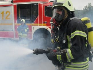 FW Dinslaken: Brennender Altkleidercontainer löst Feuerwehreinsatz aus