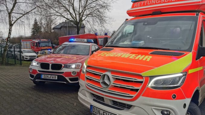 FW Dinslaken: Feuer bei Gewerbebetrieb