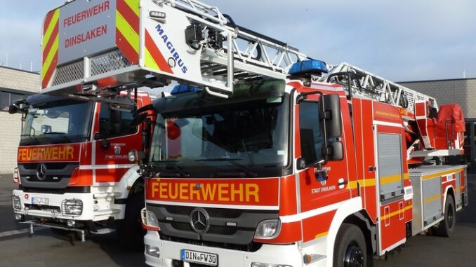 FW Dinslaken: Feuer in Mehrfamilienhaus