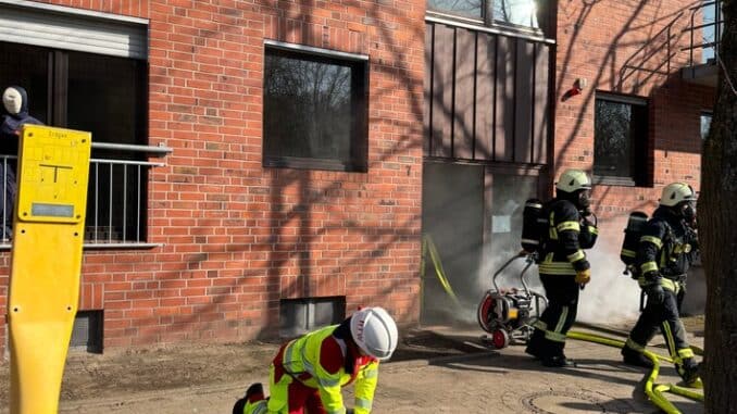 FW Dinslaken: Feuerwehr Dinslaken trainiert am Institut der Feuerwehr in Münster