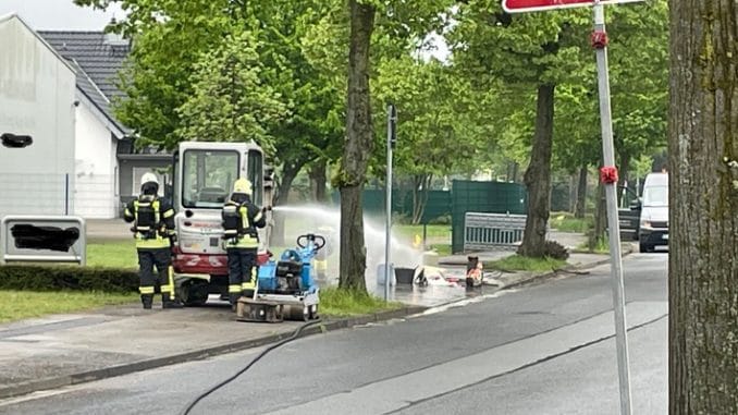 FW Dinslaken: Feuerwehr beseitigt Gefahr durch brennende Gasflasche