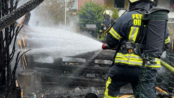 FW Dinslaken: Gartenlaube in Vollbrand