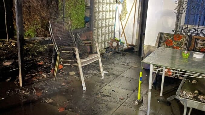 FW Dinslaken: Gartenlaubenbrand im Averbruch