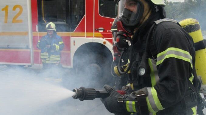 FW Dinslaken: Kellerbrand am späten Abend