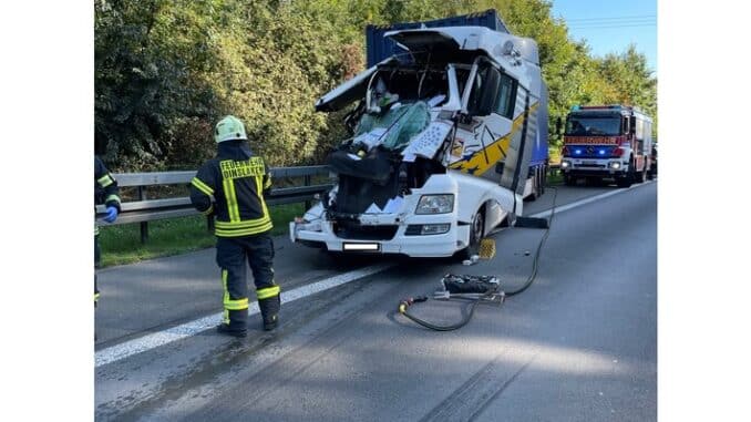 FW Dinslaken: LKW Unfall auf der A3