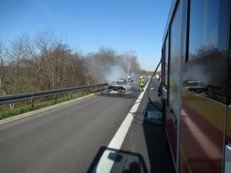 FW Dinslaken: PKW-Brand, defekter Herd und Verkehrsunfall.