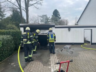 FW Dinslaken: PKW Brand in Garage