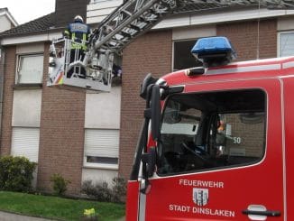 FW Dinslaken: Patientrettung über Drehleiter