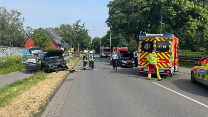 FW Dinslaken: Schwerer Verkehrsunfall auf der B8