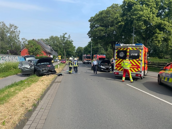 FW Dinslaken: Schwerer Verkehrsunfall auf der B8