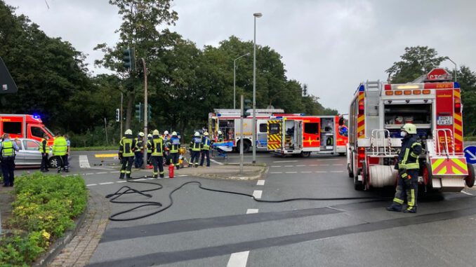 FW Dinslaken: Schwerer Verkehrsunfall in Dinslaken auf der Oberhausener Straße