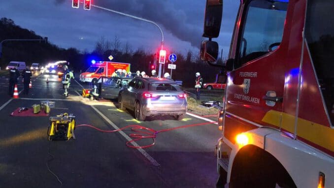 FW Dinslaken: Verkehrsunfall