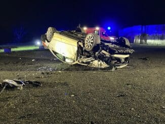 FW Dinslaken: Verkehrsunfall im Kreisverkehr