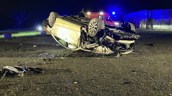 FW Dinslaken: Verkehrsunfall im Kreisverkehr