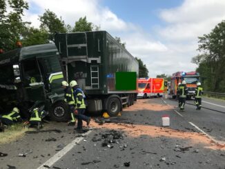 FW Dinslaken: Verkehrsunfall mit LKW