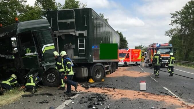 FW Dinslaken: Verkehrsunfall mit LKW