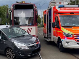 FW Dinslaken: Verkehrsunfall mit Straßenbahn