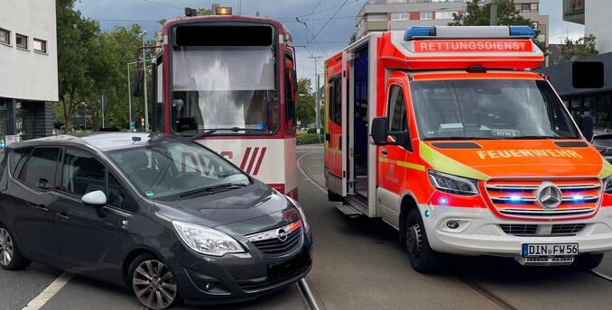 FW Dinslaken: Verkehrsunfall mit Straßenbahn