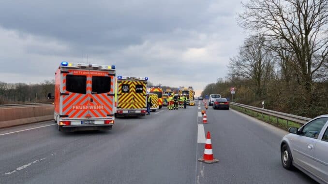 FW Dinslaken: Verkehrsunfall mit mehreren PKW auf der A3