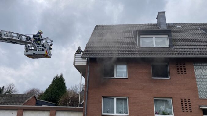 FW Dinslaken: Zimmerbrand, Feuerwehr rettet Katze