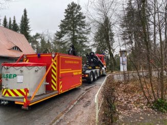 FW Dresden: ABC-Einsatz auf einem Gewässer