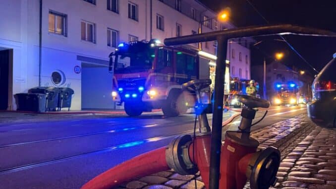 FW Dresden: Adventskranz gerät in Brand - starke Rauchentwicklung in einem Wohn- und Geschäftsgebäude