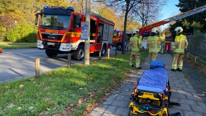 FW Dresden: Arbeiter vom Dach gestürzt