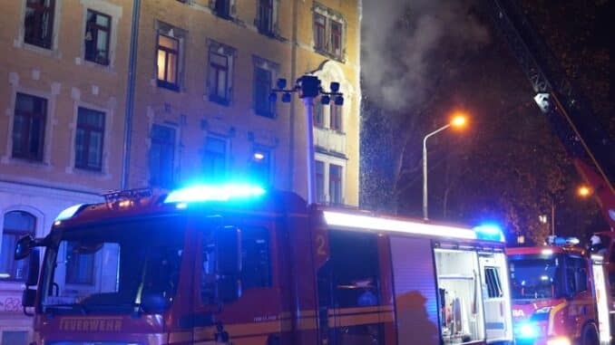FW Dresden: Ausgedehnter Dachstuhlbrand an einem Mehrfamiliengebäude