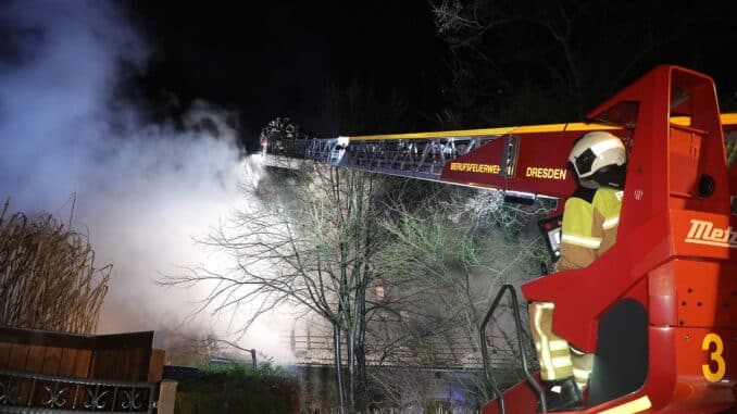 FW Dresden: Brand einer Scheune in der Karpatenstraße - Übergreifen auf Wohnhaus wurde verhindert