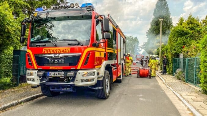 FW Dresden: Brand eines Carportes