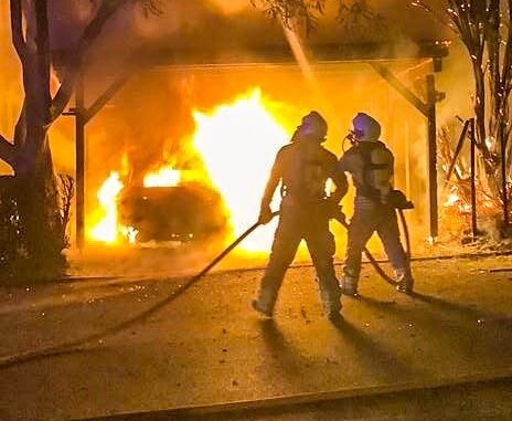 FW Dresden: Brand eines Carports droht sich auszubreiten