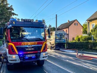 FW Dresden: Brand eines Doppeldecker-Busses