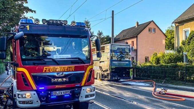 FW Dresden: Brand eines Doppeldecker-Busses